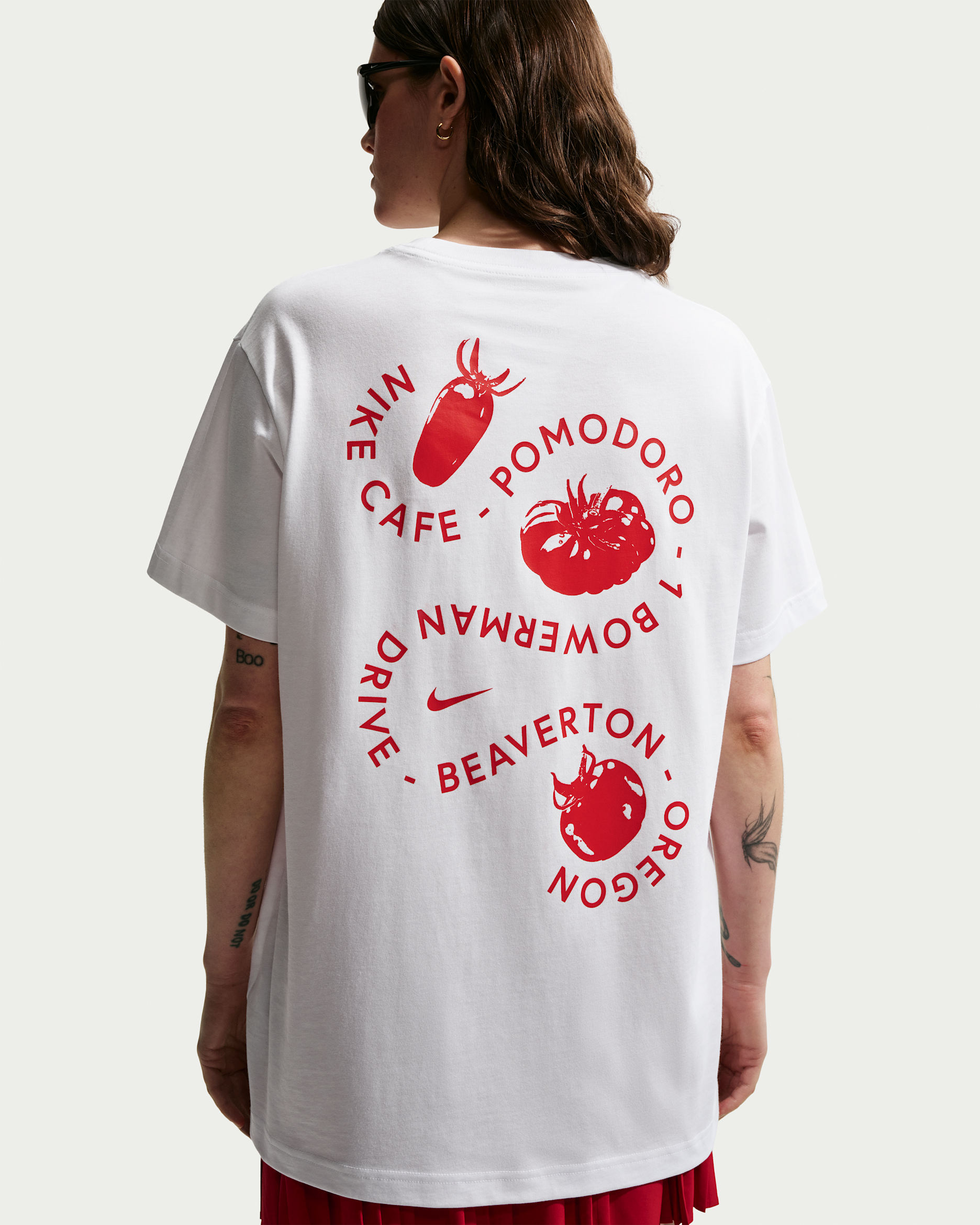 Nike ロッドマングラフィックTシャツ ホワイト/オレンジRED Nike Sportswear Classic Women's Oversized T-Shirt. Nike.com